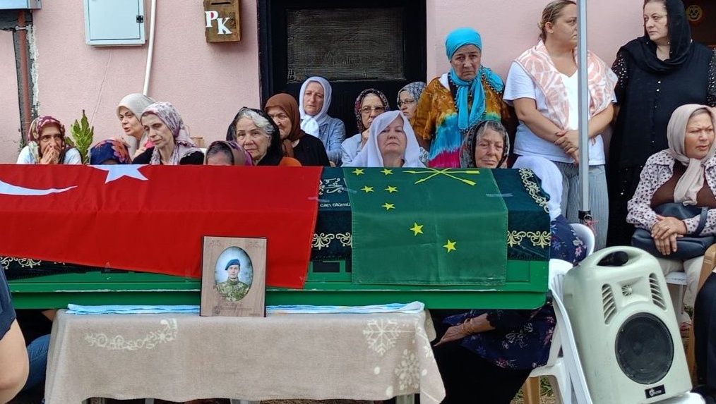 Sapanca Gölü’nde hayatını kaybeden dalgıç  Melikcan Yenişen (31) son yolculuğuna uğurlandı

sakarya54.net/sapanca-golund…