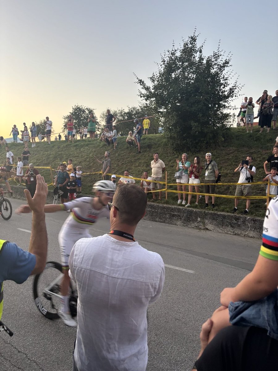 Danes sem podporo izkazala našemu Tadeju. V majici svetovnega prvaka je letos že četrtič zmagal na Tour de France. Njegove predstave in vožnje so iz drugega planeta. Slovenija in navijači smo ponosni na zmage, predvsem pa na način kako premaguje temece.👏Kapo dol Tadej 🎩