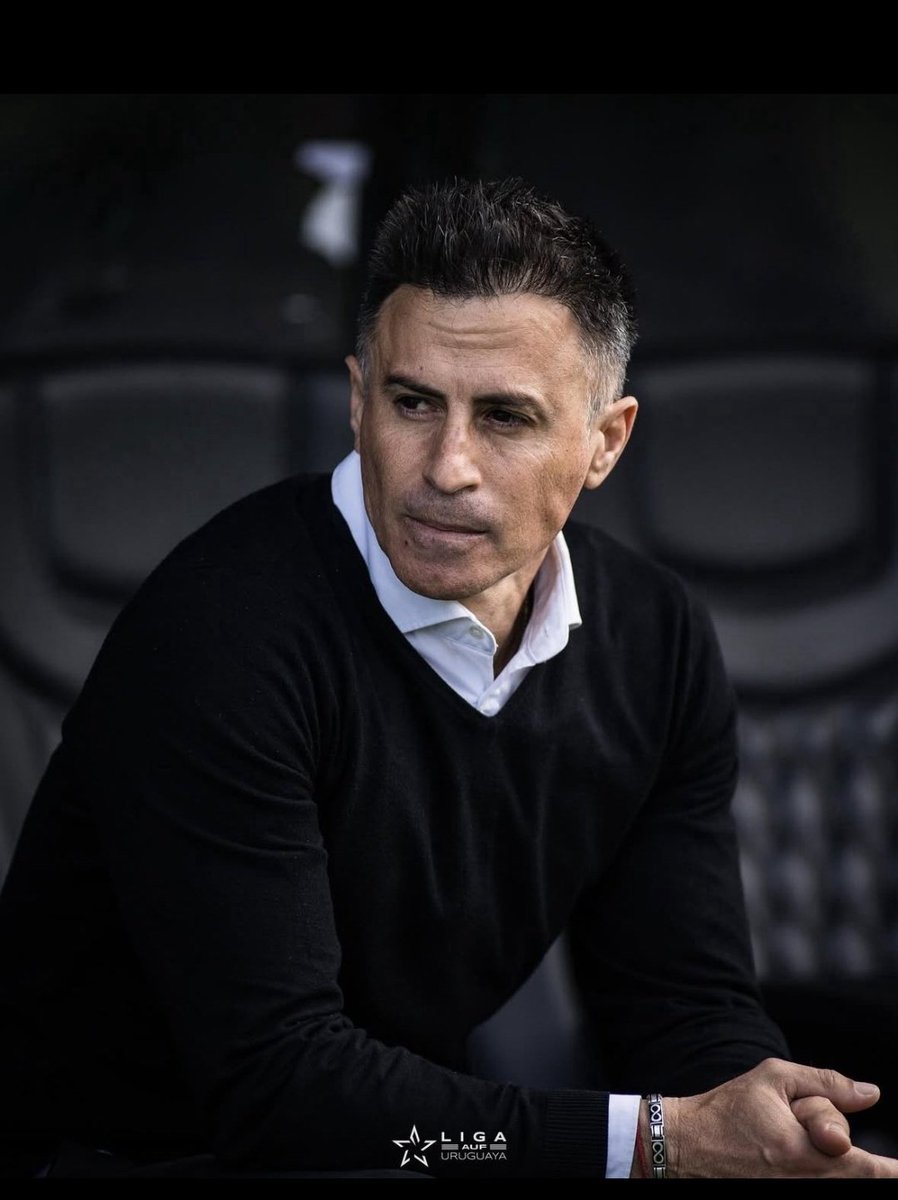 Cuándo te traicionás a vos mismo no hay vuelta atrás, te queda enorme Nacional, vas en picada.
Ni saliendo campeón del uruguayo (dudo) deberías seguir, sos un Lasarte más.
Se casó con los vagos del plantel, no le dio.
Hoy arranco a rezar todos los días para que te vayas.