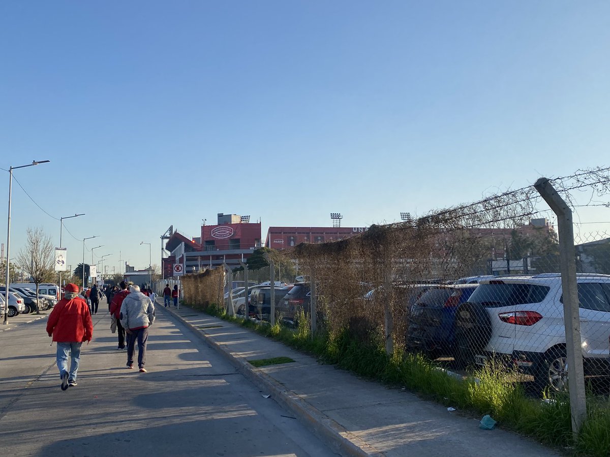 Estadio Libertadores de América - Ricardo Enrique Bochini. El plantel de River llegó hace unos minutos para el partido ante Independiente. A las 18:30, con arbitraje de Nazareno Arasa.