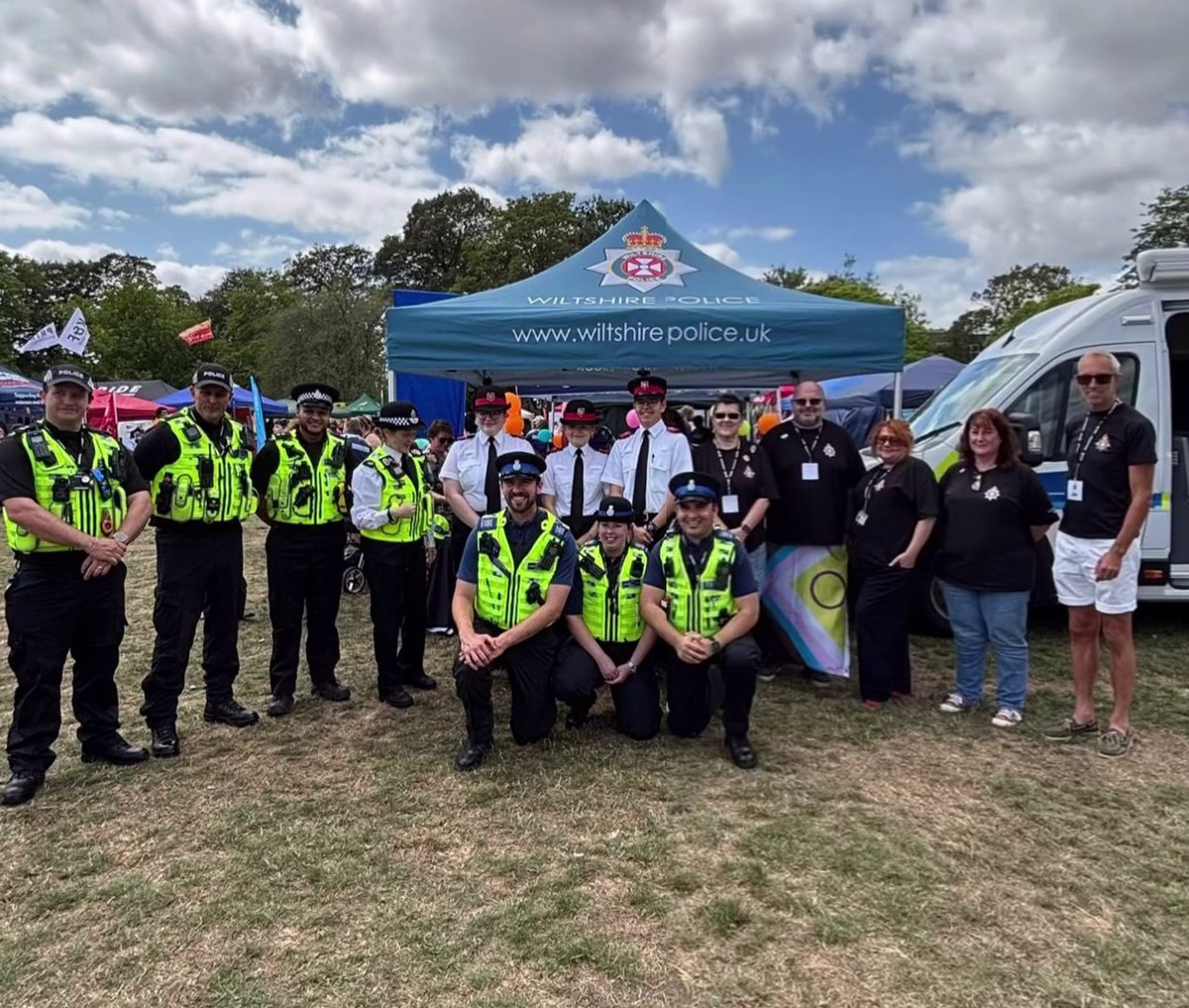 rorygeo's tweet image. Chief Constable of @WiltshirePolice wearing Progress Pride flags, posing in photos with her officers, staff and cadets with Progress Pride flags, and two other members of the Chief Officer Group - Head of People and Head of Communications - along for the ride. Thank goodness for…