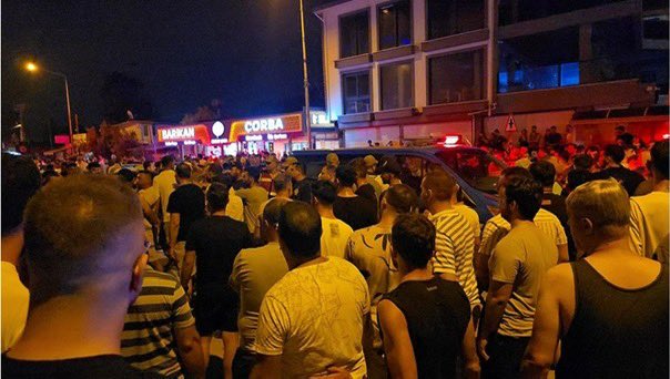 Samandağ’da olaylar nasıl başladı?

🔺Alkollü inşaat işçileri ile parkta oturanlar arasında başlayan gerilimde bir işçi bir kişiyi bıçakladı. Polis saldırganı linçten korumak için bir restorana götürdü. Halk restoranın önünde toplandı

🔺Samandağ sahillerinde çekilmiş bir TikTok