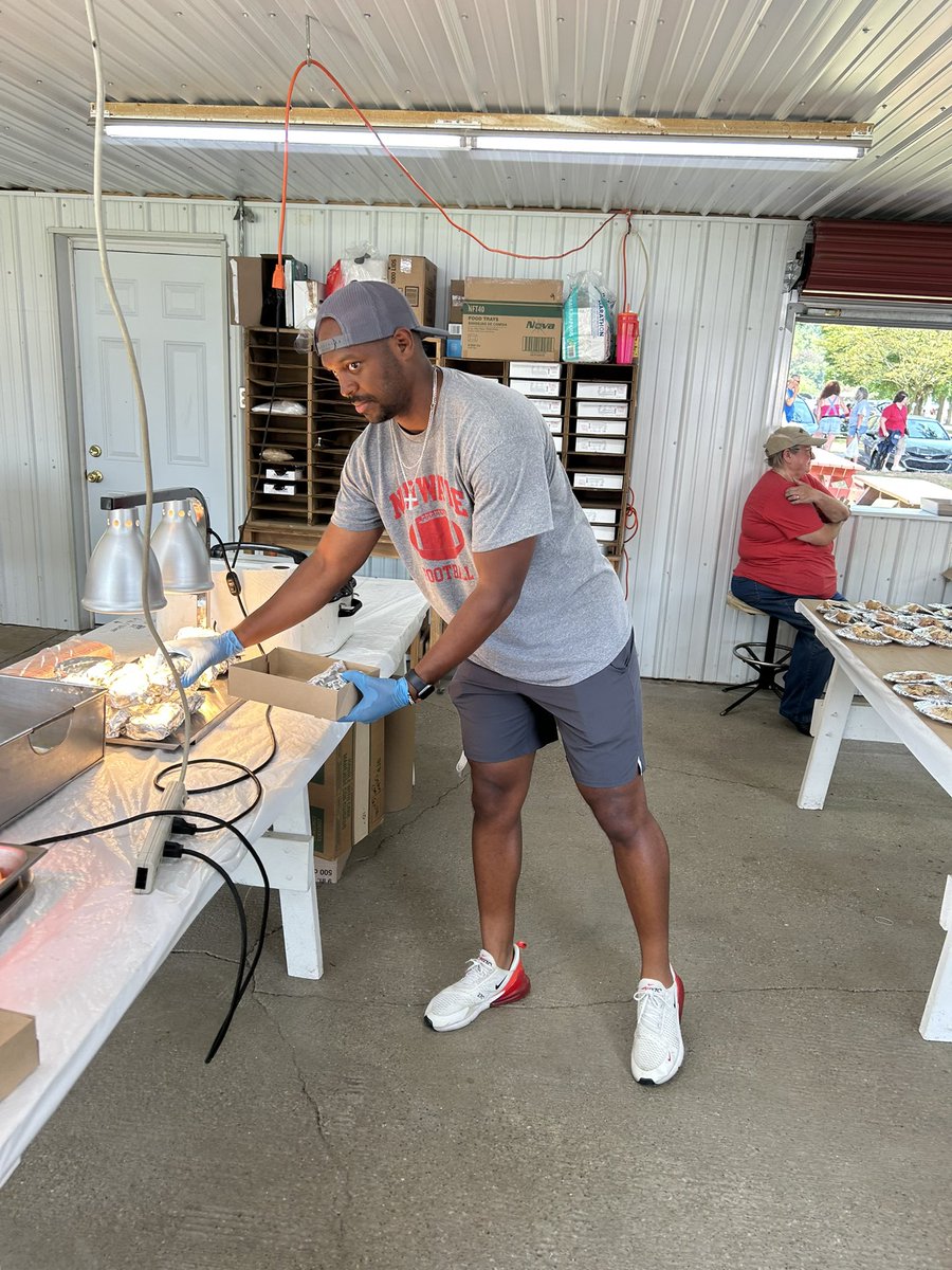 NorwayneFB's tweet image. Our football team had a productive scrimmage with Tuslaw, our coaches worked the concession stand at the Ox Roast, and the community was able to meet our football players. It’s a great day to be a Bobcat!!