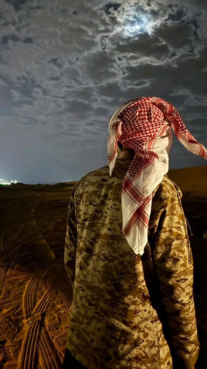 قمر الليله مدللاً بين الغيوم🩶