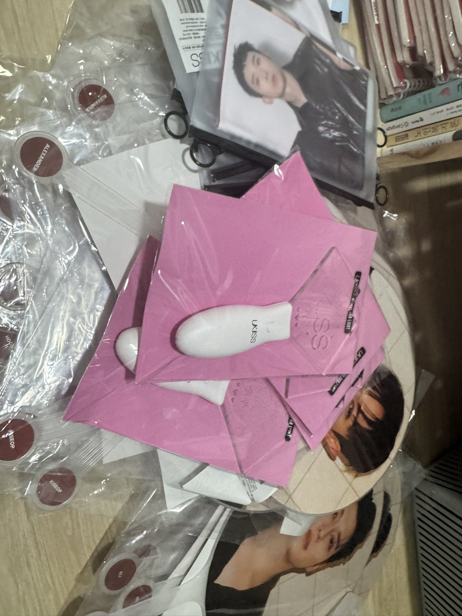Take_it_slow__'s tweet photo. 유키스 굿즈 전체 무료나눔 
〰️ 착불만 가능 (+상자비 ) 
진짜 제발 가져가실 분 저 이거 드랴도 남아요..... 아니면 진짜 쓰레기행 될거같아서 나눔 해요 제발 다 가져가주세요😭😭😭😭😭😭 https://t.co/5tzRcb0iT6