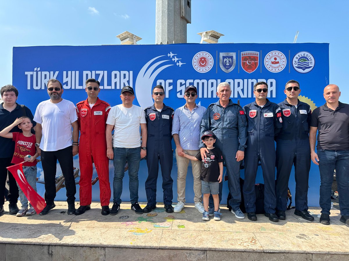 ofkaymakamligi's tweet photo. Türk Yıldızları, gösterinin ardından Of halkına destekleri ve ilgileri için teşekkür ederken, gökyüzündeki şovları izleyenlere gurur dolu anlar yaşattı. https://t.co/4hFwbecdzG