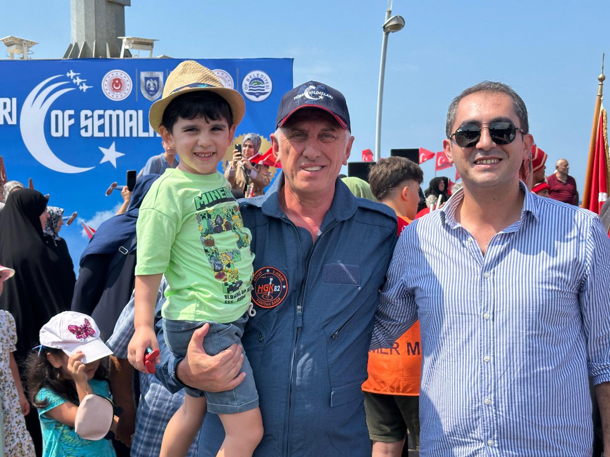 ofkaymakamligi's tweet photo. Türk Yıldızları, gösterinin ardından Of halkına destekleri ve ilgileri için teşekkür ederken, gökyüzündeki şovları izleyenlere gurur dolu anlar yaşattı. https://t.co/4hFwbecdzG