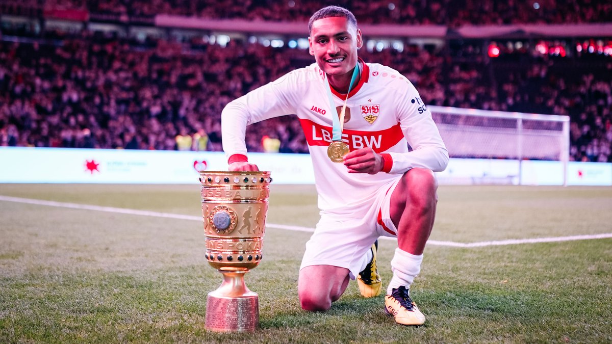 VfB's tweet photo. Für immer ein Teil von uns! 🤍❤️
#VfB | #MerciEnzo https://t.co/hsryrziEJC