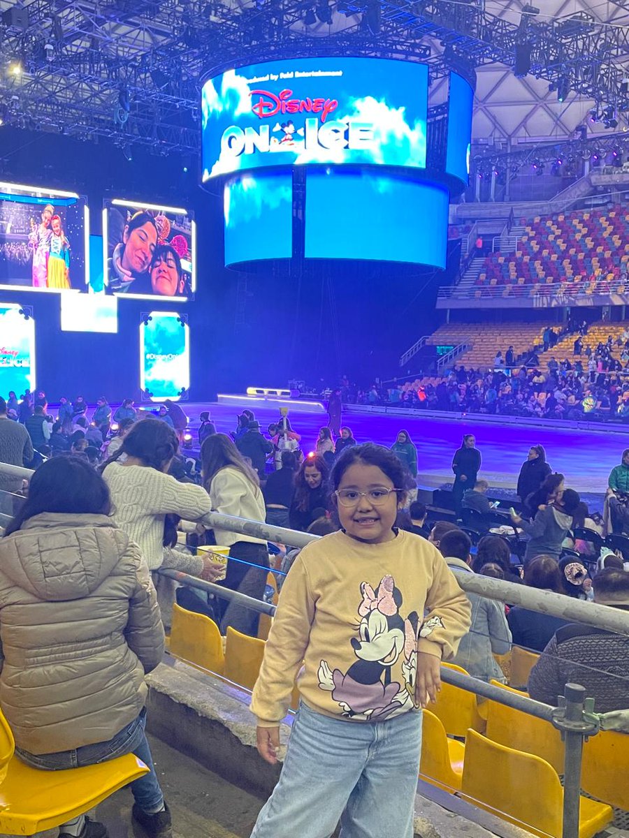 sergioucx's tweet photo. #disneyonice disfrutando del show con mi hija Emiliaaaa!! https://t.co/fSfJ3PMMLT