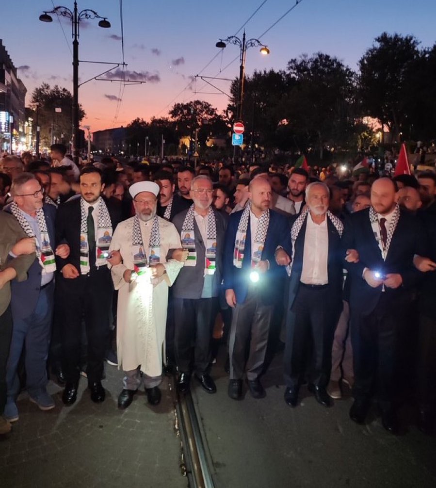 STK’lar ve vatandaşlar olarak bizler yürüyüş yaptık; iktidar sahiplerinden, yetkililerden harekete geçmelerini talep ettik. 

İktidar sahipleri, yetkililer de yürüyüş yaptı; STK’lardan, vatandaşlardan harekete geçmelerini talep ettiler. 

Diyanet İşleri Başkanı samimi olsaydı,