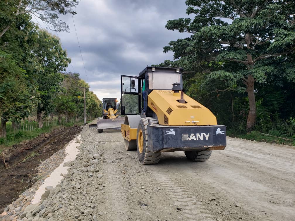 El viceministro Luis Ladrón de Guevara, visitó las obras de reconstrucción del vial Marcané–Birán, en la provincia de Holguín, cuyo cronograma de ejecución avanza según lo previsto para esta etapa.

🧵