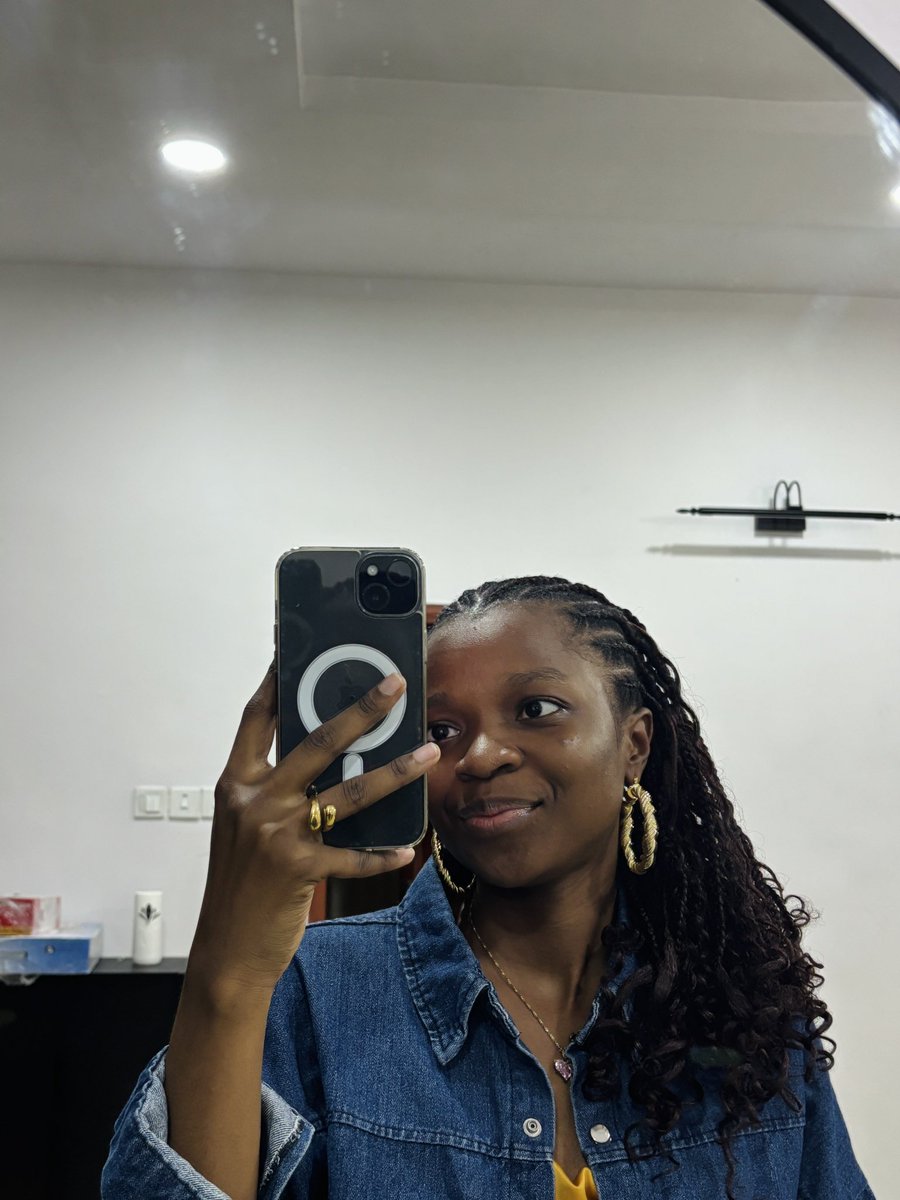 Sinmi____'s tweet photo. Hair up or down — the great hair debate. https://t.co/KKMbH5Ipbm