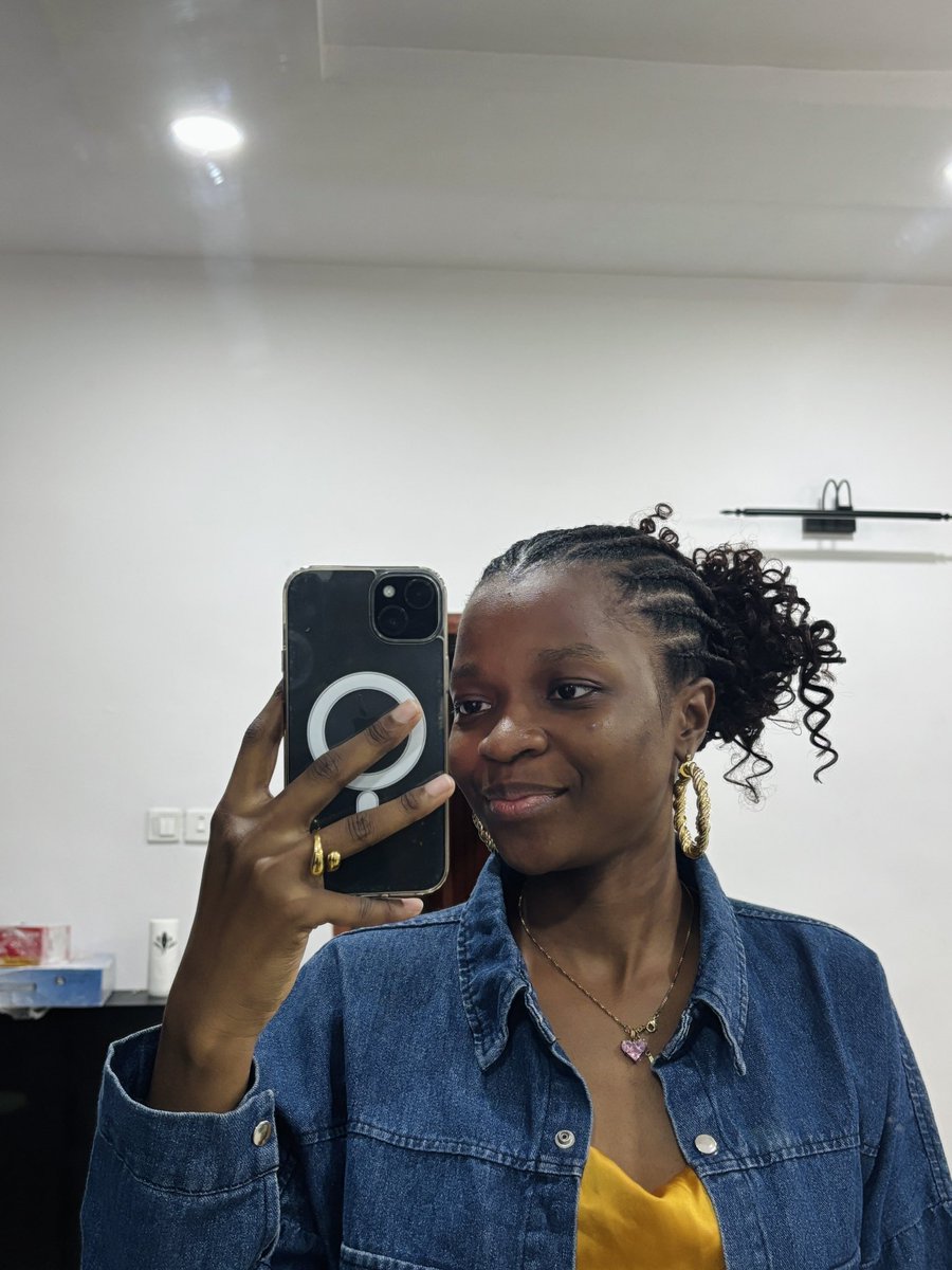 Sinmi____'s tweet photo. Hair up or down — the great hair debate. https://t.co/KKMbH5Ipbm