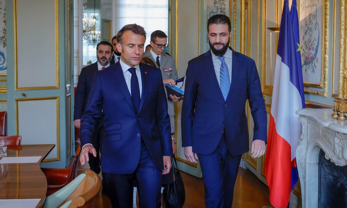 mehmetstatli2's tweet photo. 🇸🇾“Suriye sessiz ama köklü bir dönüşümden geçiyor: Gerçek iktidar İslamcı din adamlarının ve milis liderlerinin elinde. Yapı IŞİD’i andırıyor”

✍️Hadeel Oueis Newsweek’e yazdı: “Batı’nın tereddüdü bilgelik değil, suça ortaklık”

🔗https://t.co/KasSYN4CFR https://t.co/jX6JQa0Oi0