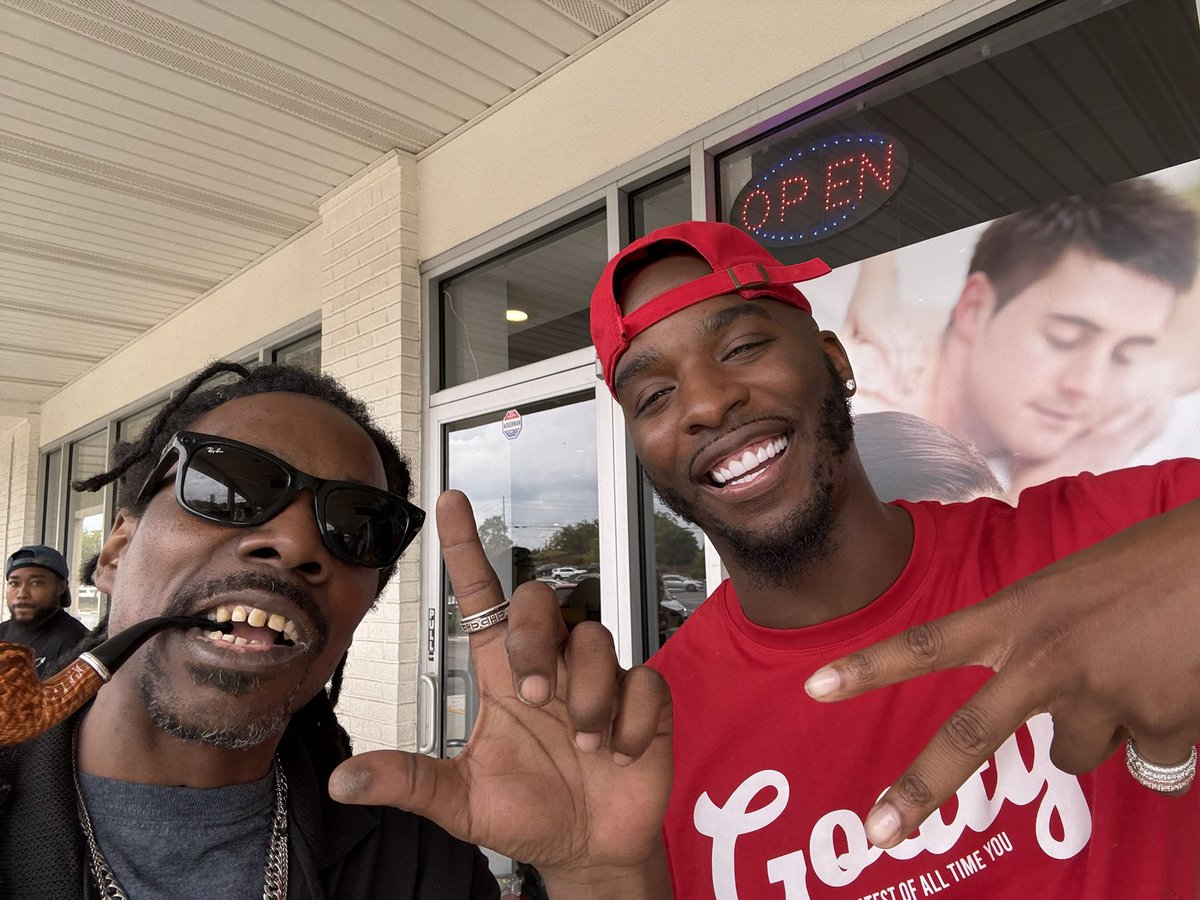 lynardsmith56's tweet photo. @floss_da "🎤 Spittin’ venom with the illest! @HitmanHolla, @MurdaMookez, @DNA, @GeechiGotti, @TsuSurf bringin’ 🔥 bars to the ring! Who’s next to get bodied? 💥 #BattleRapElite #URLTV #KOTD #RawBars #STL #607Takeover #HipHopWarzone" https://t.co/vIUygKKdeV