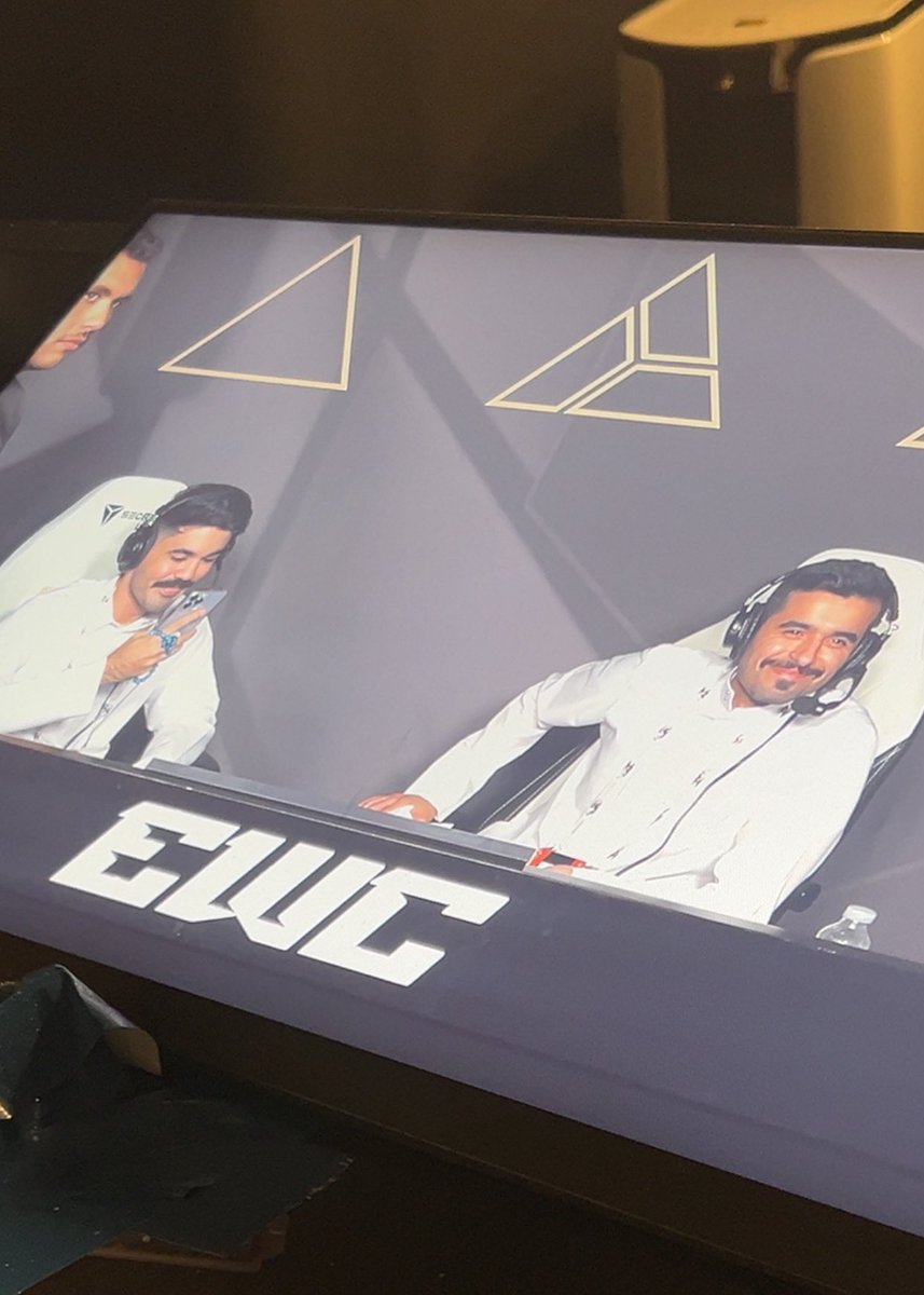 الحمد لله على التمام وحُسن الخِتام.

أربعة أيام جمعتنا بِكم.. حلِلنا بها انا وأخي <a href="/IronFaress/">IronFares 🦥</a> واصفين ومُعلقين لـ EWC Warzone بنسختِها الثانية التي كانت على قدر التوقعات واستوفت شروطها من المتعة .

ألف مبروك لفريق <a href="/TwisMinds/">Twisted Minds 🧠</a> استحق تحقيق اللّقب وتوج عطاؤه واسعد مُحبيه , حظًا أوفر