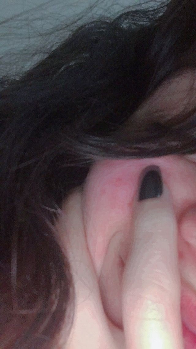 نعيش أيامًا ثقيلة للغاية لا نحتمل فيها عتابات عن التقصير عن الصمت عن الانعزال عن الغياب أرواحنا مرهقة إلى حد أننا نريد الهروب من أنفسنا لو يمكننا ذلك ولعل أعظم ما نقدمه لبعضنا هذه الأيام هو المواساة والطبطبة أو حق الابتعاد والصمت دون ضغوطات سوء الفهم والشعور بالقلق وتأنيب الضمير.