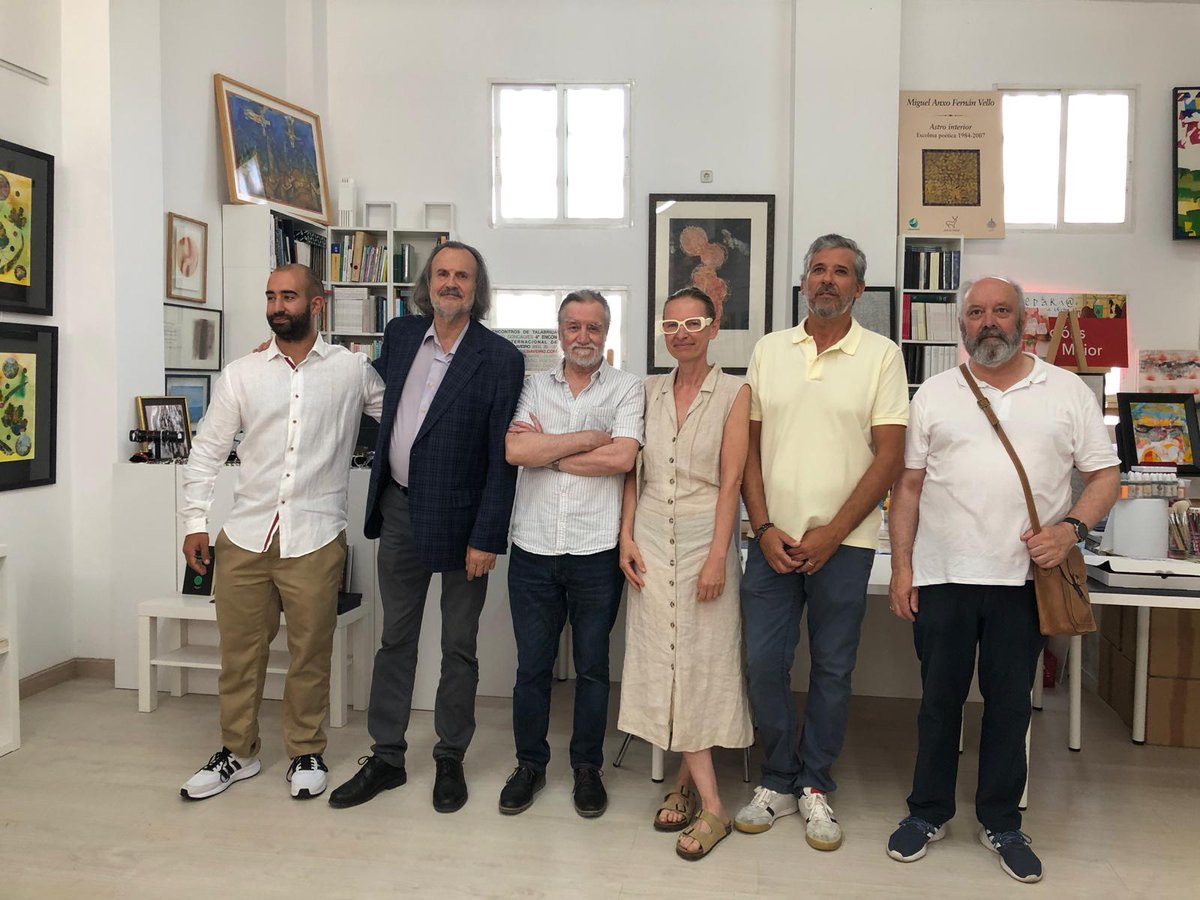 FernanVello's tweet photo. Hoxe inaugurouse en Espiral Maior Foro de Carballo, con gran presenza de público, a exposición pictórica colectiva titulada "A pintura ten vida propia", título este inspirado en declaracións públicas do pintor de Wyoming (todo un revolucionario nas artes da cor e das formas) Jackson Pollock. E aí están expostas obras de Isa Bermúdez, Josecho Gonzalez, Carlos Pereira, Gosia Trebacz, Xulio García Rivas, Tucho Caamaño e de quen aquí lles escribe. Distintas estéticas (a estética é a ética do futuro, que dixo o clásico ruso), distintas percepcións da realidade, distintas 'belezas' que foxen no tempo e regresan, distintas vidas propias, distintas esperanzas. Están todas e todos vostedes convidados a ver a exposición neste mes de agosto e aínda no mes de setembro.
