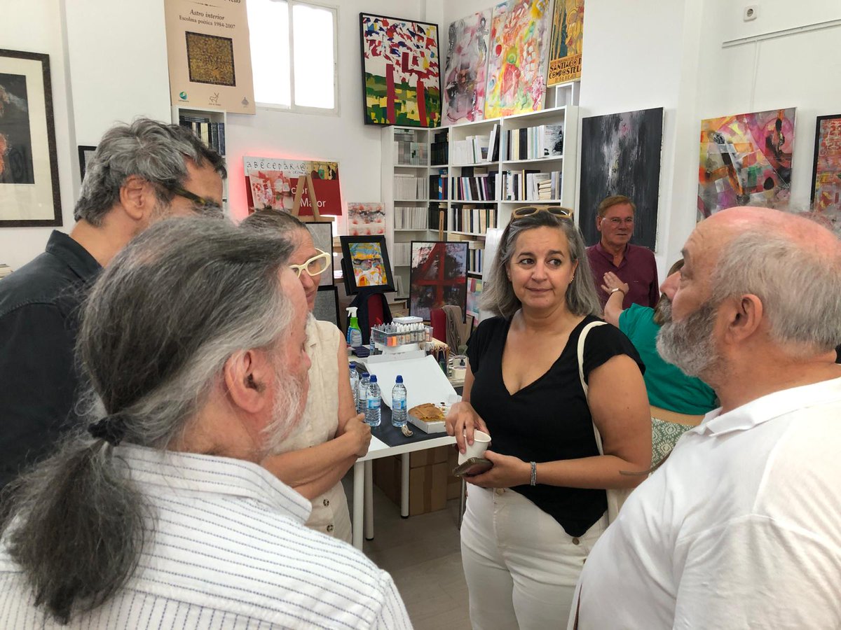 FernanVello's tweet photo. Hoxe inaugurouse en Espiral Maior Foro de Carballo, con gran presenza de público, a exposición pictórica colectiva titulada "A pintura ten vida propia", título este inspirado en declaracións públicas do pintor de Wyoming (todo un revolucionario nas artes da cor e das formas) Jackson Pollock. E aí están expostas obras de Isa Bermúdez, Josecho Gonzalez, Carlos Pereira, Gosia Trebacz, Xulio García Rivas, Tucho Caamaño e de quen aquí lles escribe. Distintas estéticas (a estética é a ética do futuro, que dixo o clásico ruso), distintas percepcións da realidade, distintas 'belezas' que foxen no tempo e regresan, distintas vidas propias, distintas esperanzas. Están todas e todos vostedes convidados a ver a exposición neste mes de agosto e aínda no mes de setembro.