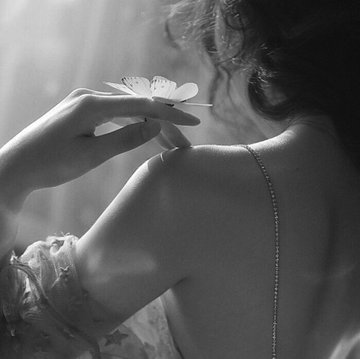 #اَتُقاوِمنّي
و أنتَ غارِقٌ بي
أَتُقسِمُ أنّكَ بِـخير
و عَيناكَ
تَشهَقانِ بِي . ،! 
أَتَتَوآرىٰ
خلفَ الصَمت
و صَوتكَ يَفضَحُ
رَغبةً لآ تَهدَأ نَحوِي .،
دَعْ عنكَ الإنگارَ
و إعترِف ، 
أيَسگُنكَ #حُبي . ؟
🤍