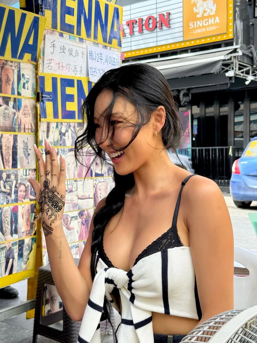 ถ้านี่ไม่ใช่ไอดอลที่จอยกับประเทศไทยมากที่สุด คือชีถึงไทยเมื่อคืนวันนี้ออกมาเที่ยวจอยๆก่อนคอนวันพรุ่งนี้เว่อออ อยู่ไทยไปอีกปีเลยมั้ย ประเทศไทยที่มีฮวาซามันดีมากจริงๆ