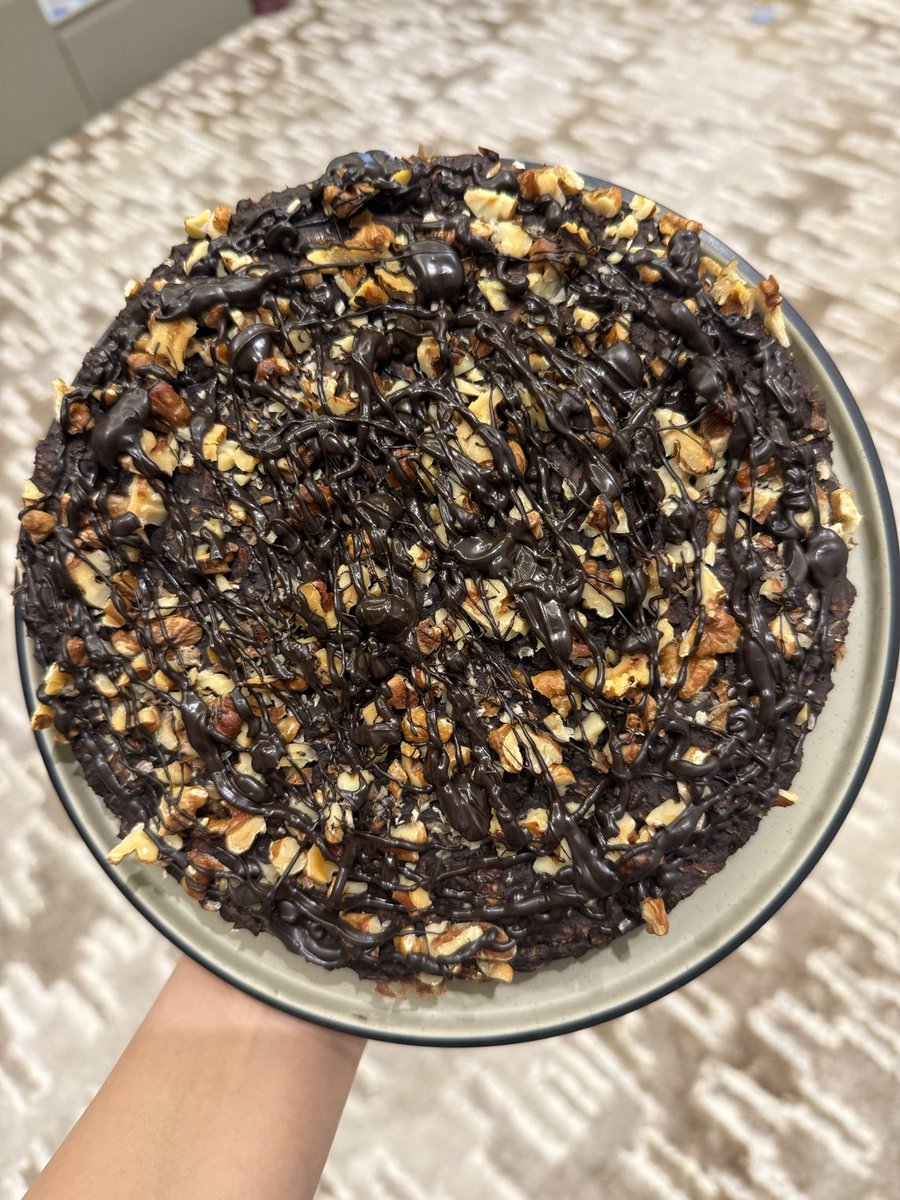 كيكة اليوم كيكة شوفان وموز مافيها ولا نقطة سكر كل الحلا من الموز والشوكولاته اللي فوقها على كل الكيكة ممكن يجي ملعقة شاي سكر ضمن مكونات الشوكولاته الداكنه قسمتها ٨ والقطعه الوحدة فيها ١٧٩ سعرة و ٧ جرام بروتين 😎