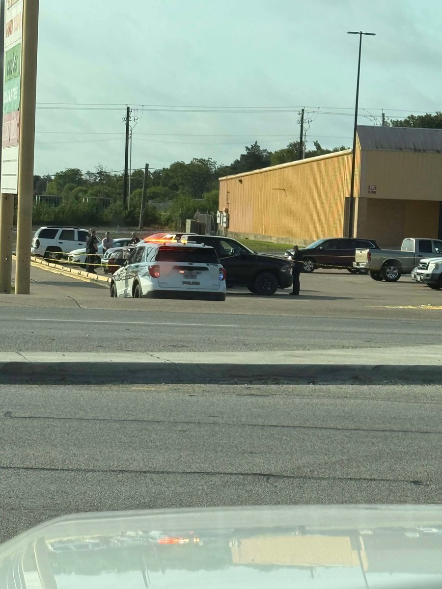 RustySuretteTV's tweet photo. 🚨𝑩𝑹𝒀𝑨𝑵 𝑫𝑬𝑨𝑻𝑯 𝑰𝑵𝑽𝑬𝑺𝑻𝑰𝑮𝑨𝑻𝑰𝑶𝑵 🚨 The Bryan Police Department is investigating a death in the parking lot of a business on Highway 21 near Texas Avenue around 8:30 Friday morning. 

The following statement was shared with us by a police spokesperson:

“Officers were dispatched 2001 East SH 21 to a male subject that was down. Officers arrived on scene and began life saving measures before the subject was transported by medics to CHI St. Joseph. The subject was pronounced deceased at the hospital. This case is on going and under investigation.”

A document KBTX obtained Saturday morning from Bryan PD shows the case listed as a possible murder investigation but no other information is available at this time.