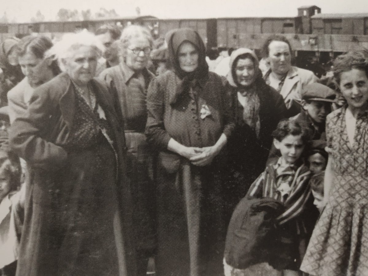During the "selection" of Jews deported to #Auschwitz, SS doctors judged victims by their appearance. 

Generally, children, mothers with small children, the disabled, the sick, and the elderly were immediately condemned to death and sent to the gas chambers.