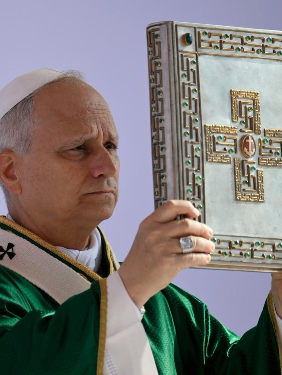Sobre este hombre descansa una gran responsabilidad. Es el representante de Cristo en la tierra.

🙏 Detente un momento y Ora un Padrenuestro por el Papa León XIV