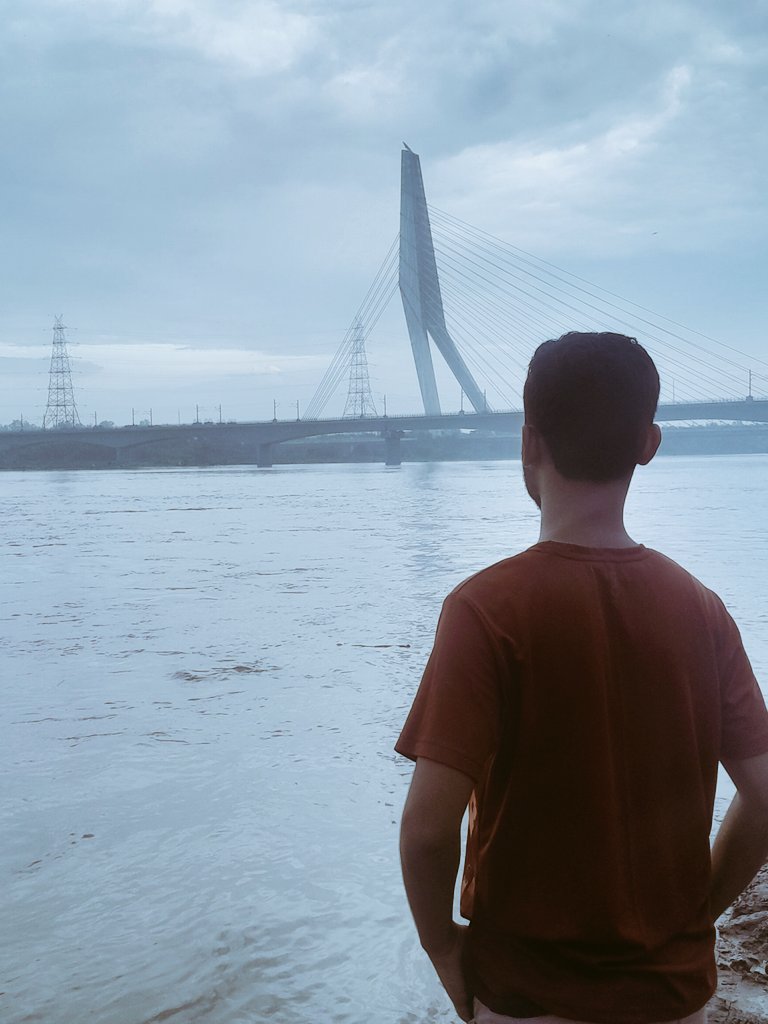 Signature Bridge ke paas Yamuna river ka jalastar dekhte hue ..