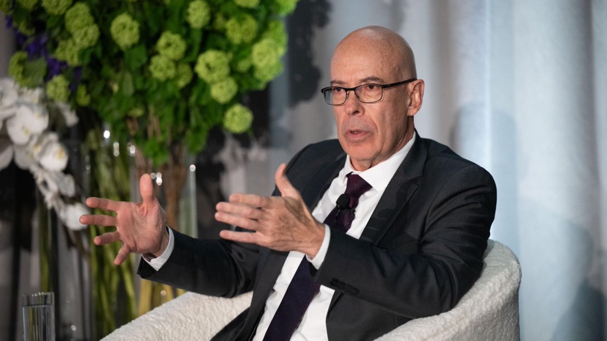 . <a href="/JuandePablo6/">Juan de Pablo</a> leads team in developing tiny disc-shaped particles made from food dye that dance through liquid crystal when illuminated, opening new pathways for targeted medicine and smart materials.

#NYUTandonMade
buff.ly/JyxB9H1