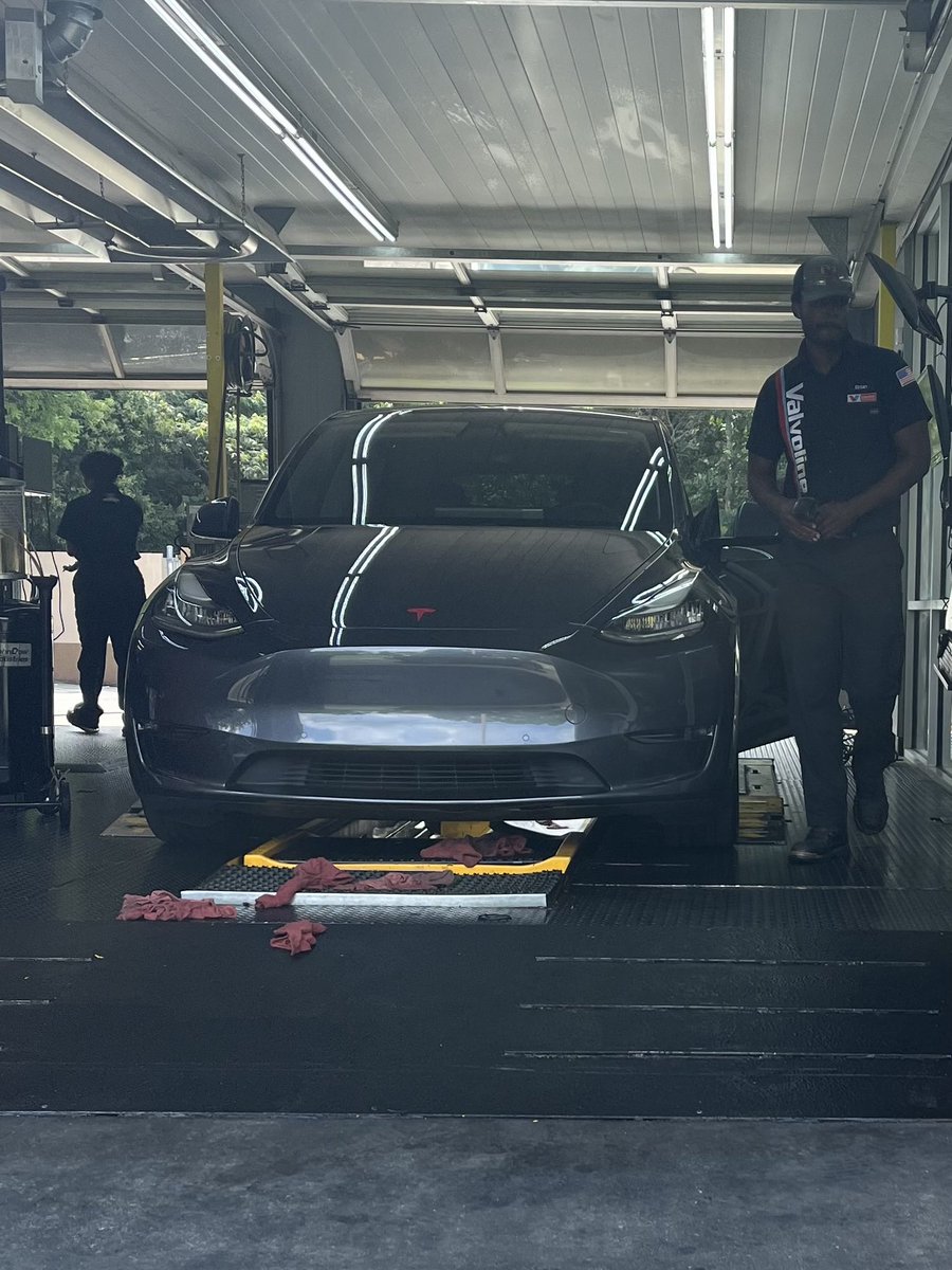 Can’t believe some Jamie pulled in wanting an oil change for his Tesla. 😱😱😱