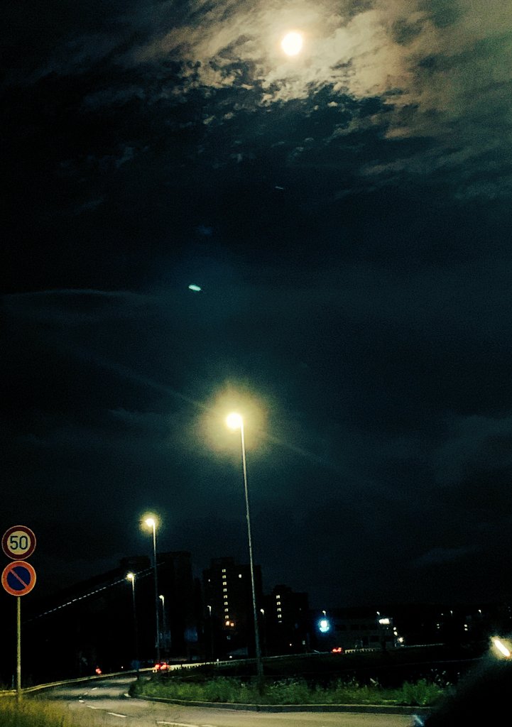 🌝🎩
(*´ｪ｀*).o0(稚内から札幌までの道のり。ずっと満月が見守ってくれてました)