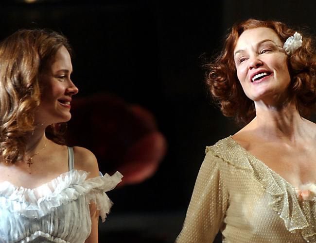 thinking about sarah paulson and jessica lange in the glass menagerie