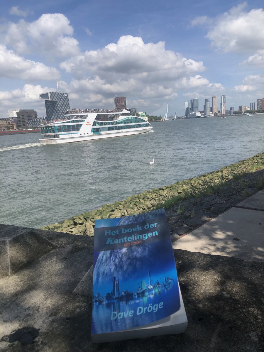 Het is vandaag #BookLoversDay en ik zit aan de Maas en lees ‘Het boek der Kantelingen’ van Dave Droge. Het eerste deel, van drie, met veel plezier gelezen, gaat over de ondergang van Rotterdamse havenbaron Henk van Wijnen-Swarttouw in een tijd van kanteling.⁦<a href="/DrogeDave/">Dave Dröge</a>⁩