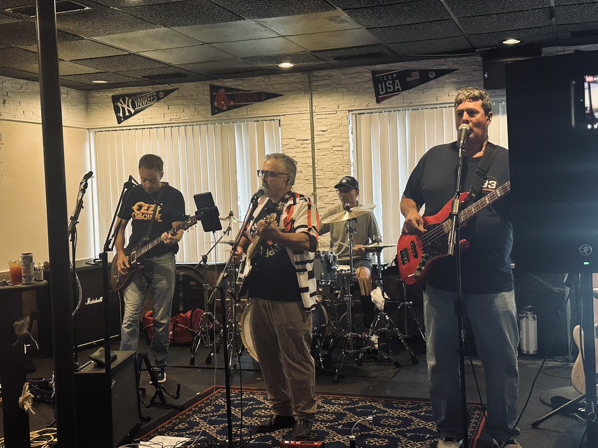 Out for a treat with the full band — Interventional and CT Surgery attendings bringing the beats and the bypasses. 🎵🫀 
<a href="/AlirezaGhajarMD/">Alireza Ghajar (Ali)</a> <a href="/SreeYalam/">Sree Yalamanchili</a> <a href="/SkilledBanana19/">Spandana Narvaneni</a> <a href="/kesavan_ps/">Kesavan Sankaramangalam</a> <a href="/Jan_Lopes/">Jan Menezes Lopes</a>