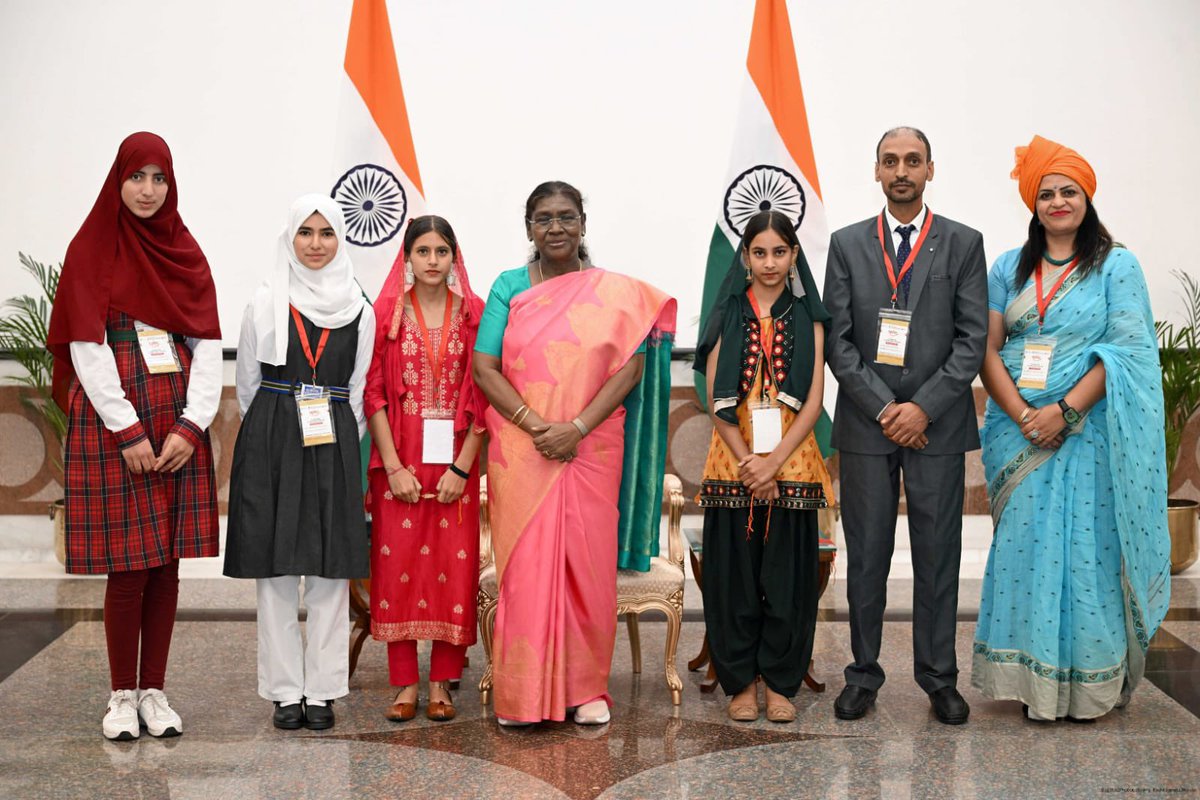 Students from J&amp;K had the rare honour of celebrating #RakshaBandhan with the Hon’ble President of India 🇮🇳✨
A proud moment showcasing our UT’s unity, tradition &amp; respect.

#JammuAndKashmir #PresidentOfIndia #ProudMoment #UnityInDiversity