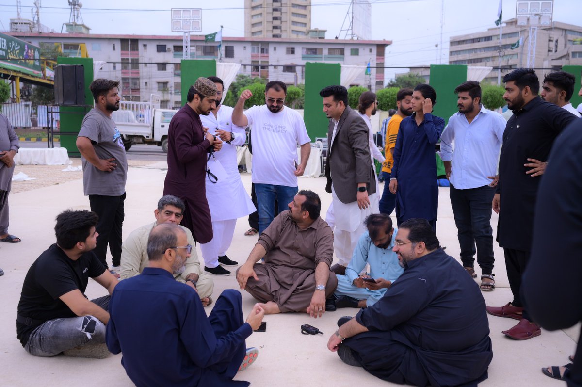 سنڌ حکومت کے زیر اہتمام مشاعرہ، جہاں شعر و ادب کی روشنی نے ثقافت اور اتحاد کو مزید روشن کیا۔ شاعری نے دلوں کو جوڑ کر وطن سے محبت بڑھائی۔
#مشاعرہ_سندھ_حکومت
#Mushaira_BySindhGovt