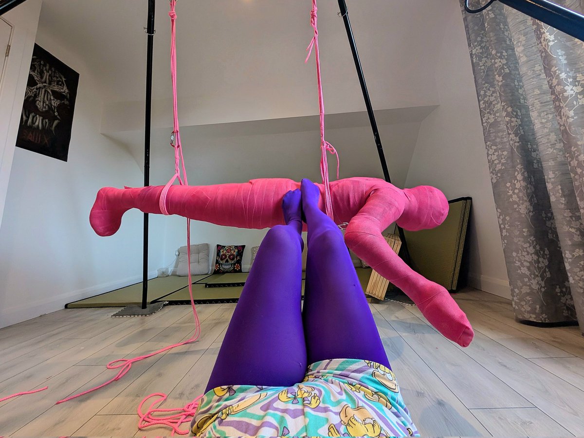 Purplejonesy's tweet photo. Before, During, and After.
Also obviously the cat also.
#fbc #fibreglass #plastercast #casting #fullbodycast #bodycast #mummification #fibrecast #encased #womenwhowrap #cocooned https://t.co/1sKYHLgnyh