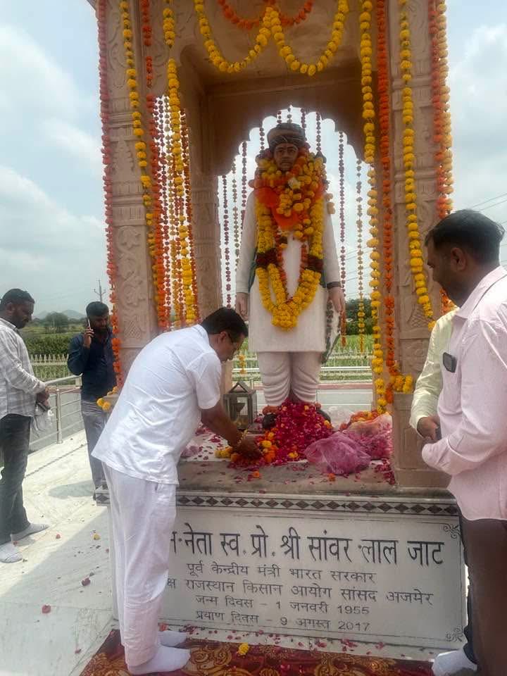 पूर्व केंद्रीय मंत्री, राजस्थान किसान आयोग के पूर्व अध्यक्ष स्वर्गीय प्रो०सांवर लाल जी जाट साहब की पुण्यतिथि पर आज उनके पैतृक गाँव गोपालपुरा(अजमेर)पहुँचकर उनको श्रद्धा-सुमन अर्पित किये।किसानों व गरीबों के हित में आपके द्वारा किये गये कार्यों को सदैव याद किया जायेगा।