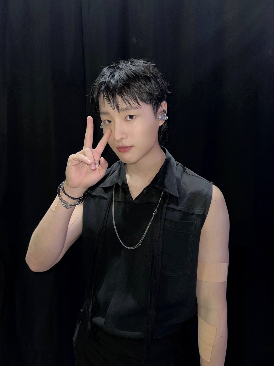 [📷]
250809 2025 SBS 가요대전 Summer

드라우닝이죠.
우즈 전역 후 첫 무대이기도 하고요.
충분히 잘했지만 다음에 더 잘하겠다는 우즈님
숭배 타임 가지면서 본방송도 감상 완🧎🏻‍♀️

#WOODZ #우즈 
#2025SBS가요대전Summer