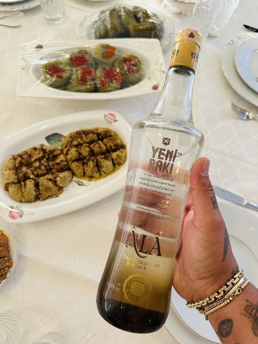 Ticareti Yahudilerden
Eğlenceyi Rumlardan
Yemeği biz Ermenilerden öğrenirsiniz derler…
Rakı sofrasında meze değil kültür sunarız, topik, zeytinyağlılar, nefis salatalar…
Her lokmada bir tarih, her yudumda bir dostluk vardır…

Topik dediğin sadece meze değil, hafızadır...
