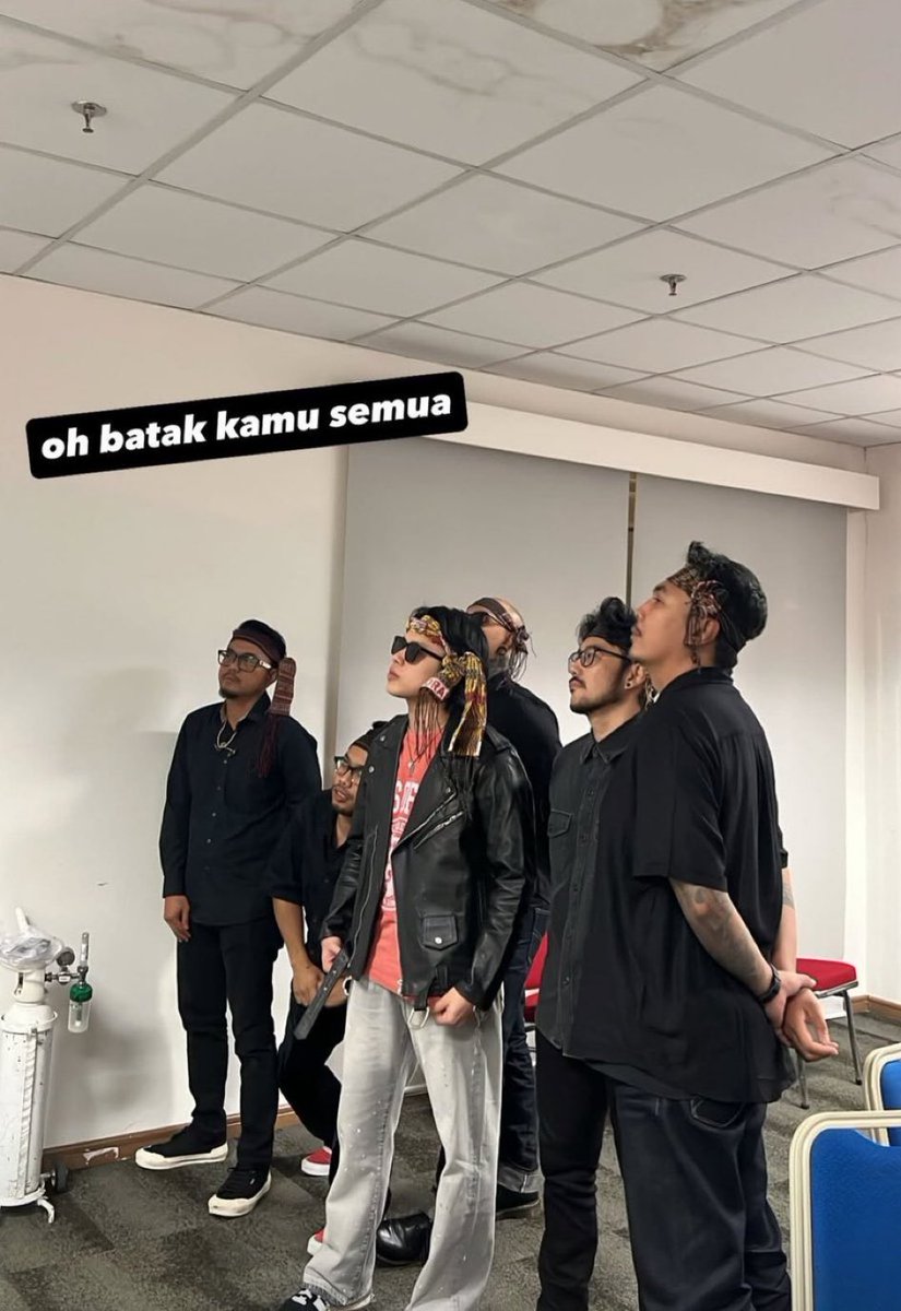 iniasmaraaa's tweet photo. heee jam berapa kau tampil roni batak? https://t.co/IMROTCDHv2