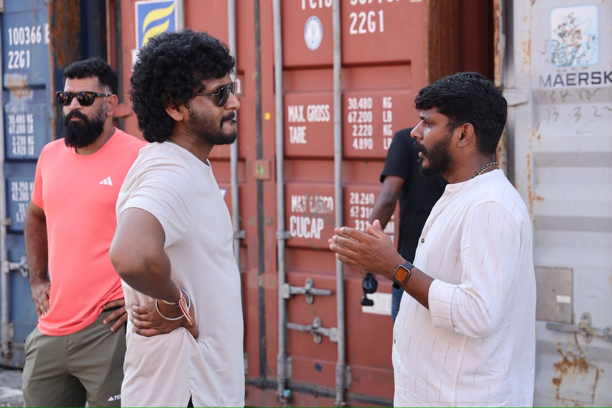 _MovieTamil's tweet photo. Dir #Lokesh &amp; ArtDir #Satheeskumar from the sets of #Coolie 📸

#SuperstarRajinikanth https://t.co/vwPtrREdM0