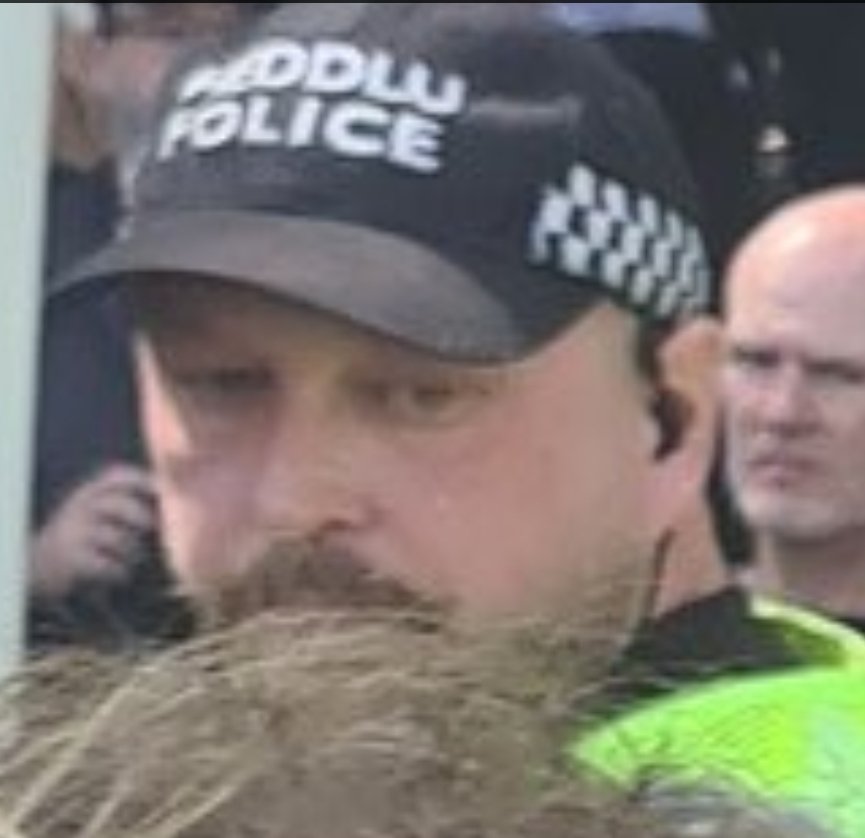 NarcMic's tweet image. 1/
They come from our communities.
They live among us.
They expect our respect.

Yet they take extra pay to travel to London… to arrest people protesting a genocide.