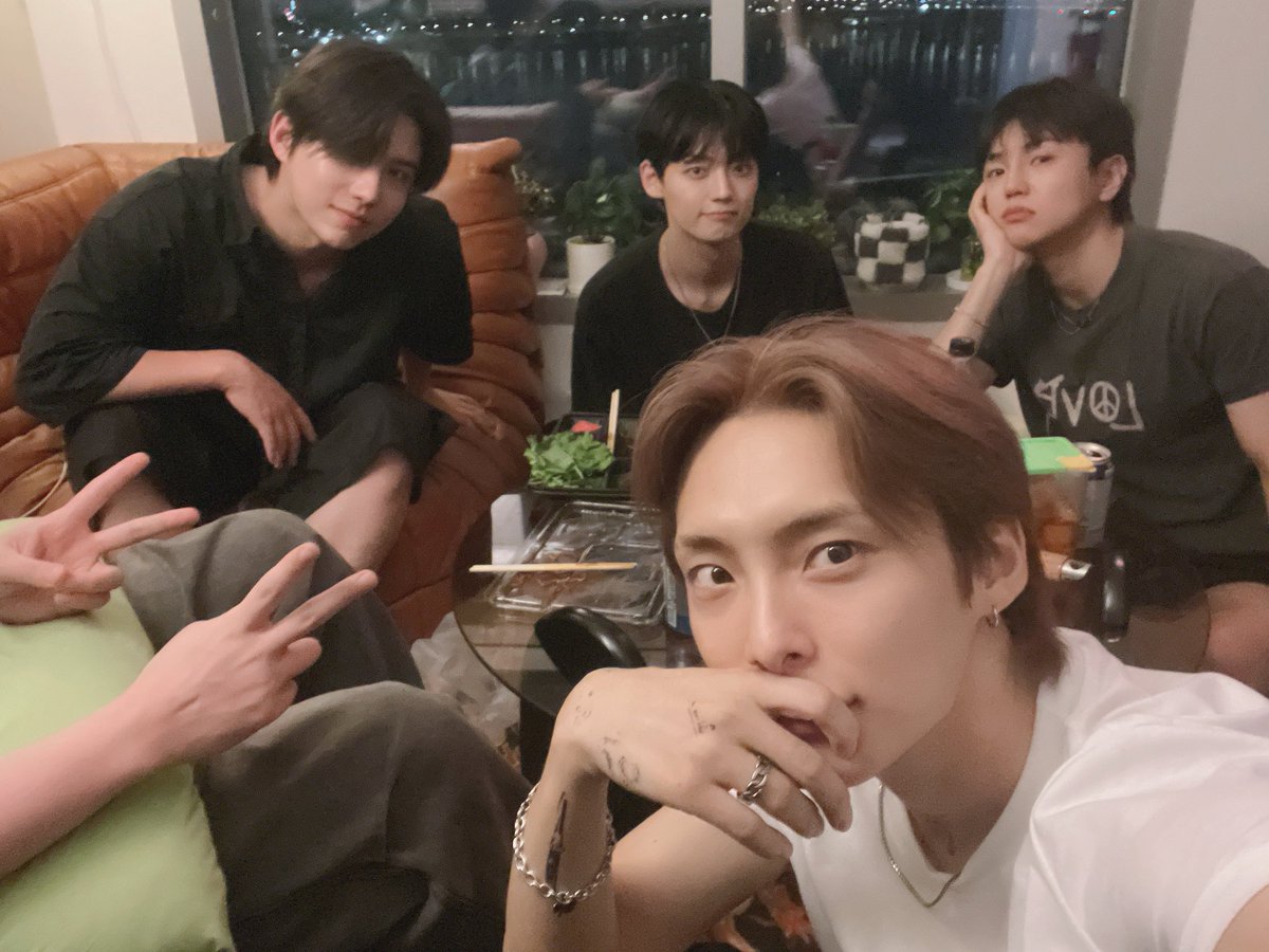 sehnippoppo's tweet photo. OT5 A.C.E IN 2025????????????? https://t.co/6KYXJV8oIM