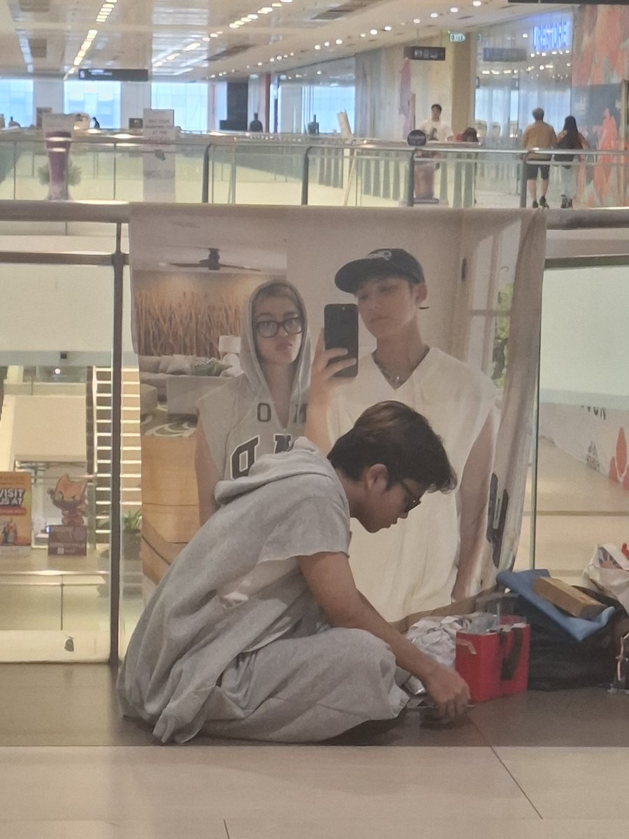purplejams18's tweet photo. Ang saya-saya po maging shipper. 🥰🥰🥰 sorry po kay kuyang extra, nahiya po ako lumapit kaya ganyan na lang kinunan ko 😭😭😭
#wonboo #gyucheol #gyuboo #seoksoo #808fmloveradio https://t.co/pKDdYFU0pE