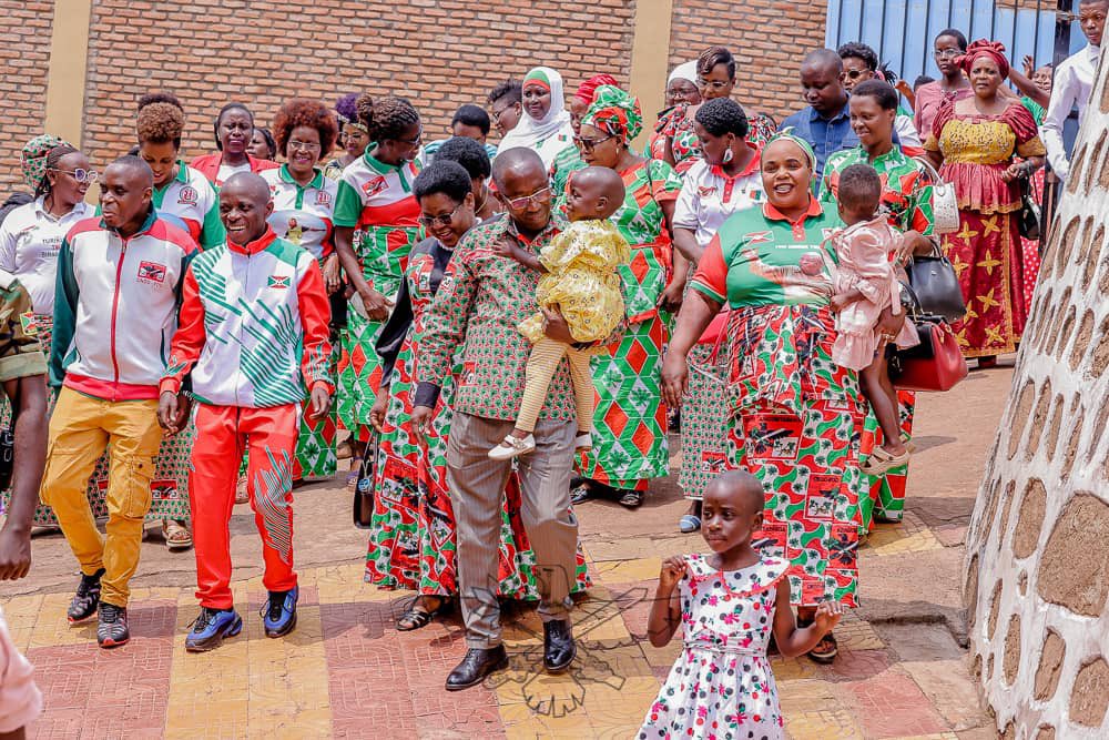 CnddFdd's tweet image. Ubuserukizi bukuru bw’Umugambwe @CnddFdd, bubicishije ku muhari w'abakenyererarugamba ku rwego rw'igihugu, bwatanguye ingendo zo gushigikira amarerero y’impfuvyi akorera mu #Burundi; nk’ikimenyetso c’urukundo mu gukengurukira Imana ku vyiza idahengeshanya gukorera Uburundi…