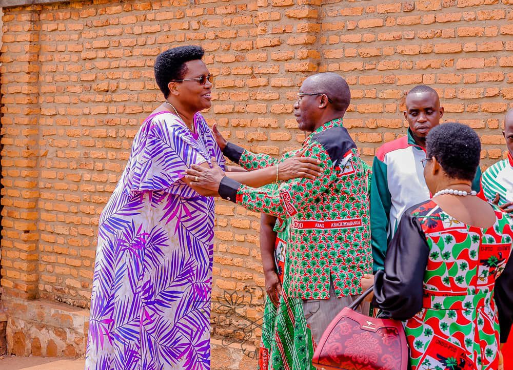 CnddFdd's tweet image. Ubuserukizi bukuru bw’Umugambwe @CnddFdd, bubicishije ku muhari w'abakenyererarugamba ku rwego rw'igihugu, bwatanguye ingendo zo gushigikira amarerero y’impfuvyi akorera mu #Burundi; nk’ikimenyetso c’urukundo mu gukengurukira Imana ku vyiza idahengeshanya gukorera Uburundi…