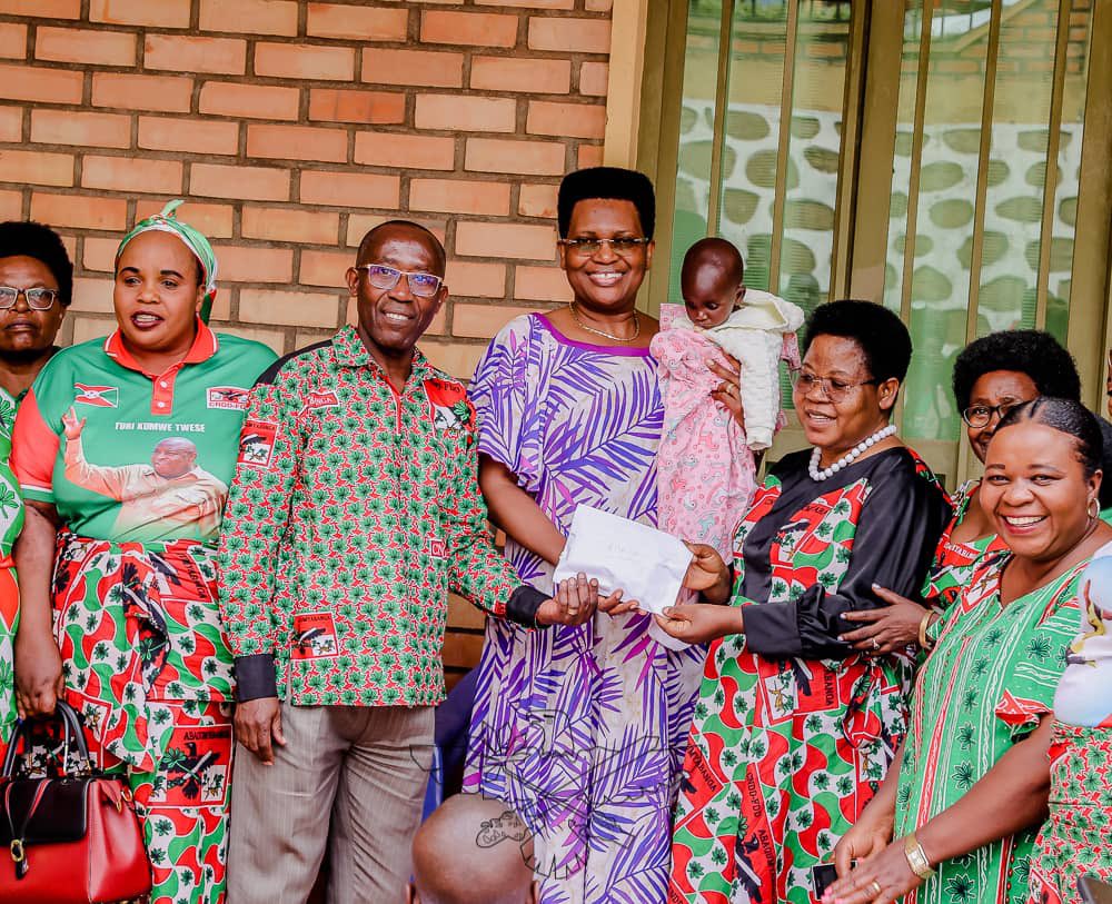 CnddFdd's tweet image. Ubuserukizi bukuru bw’Umugambwe @CnddFdd, bubicishije ku muhari w'abakenyererarugamba ku rwego rw'igihugu, bwatanguye ingendo zo gushigikira amarerero y’impfuvyi akorera mu #Burundi; nk’ikimenyetso c’urukundo mu gukengurukira Imana ku vyiza idahengeshanya gukorera Uburundi…